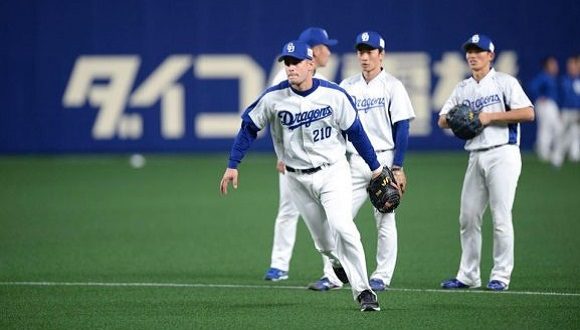 Catcher Ariel José Martínez Camacho schlägt seinen ersten Homerun im japanischen Profi-Baseball