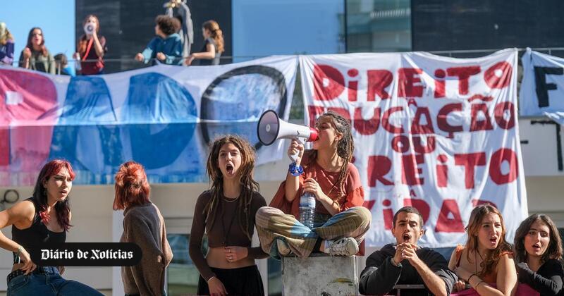 Clima: Ativistas aceitam regresso à normalidade no Liceu Camões na terça-feira