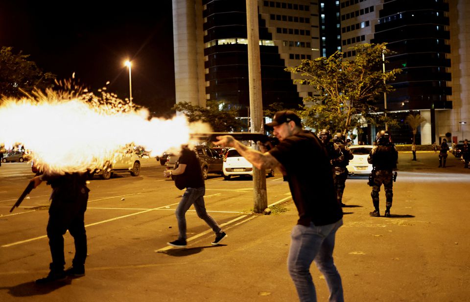 SIMPATIZANTES DE BOLSONARO ATACAN SEDE DE LA POLICIA EN BRASIL