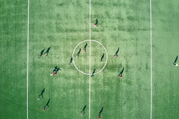 EL FUTBOLISTA RAMIRO HELMEYER SCHNEIDER SE ALISTA PARA EL PARTIDO DEL ARSENAL