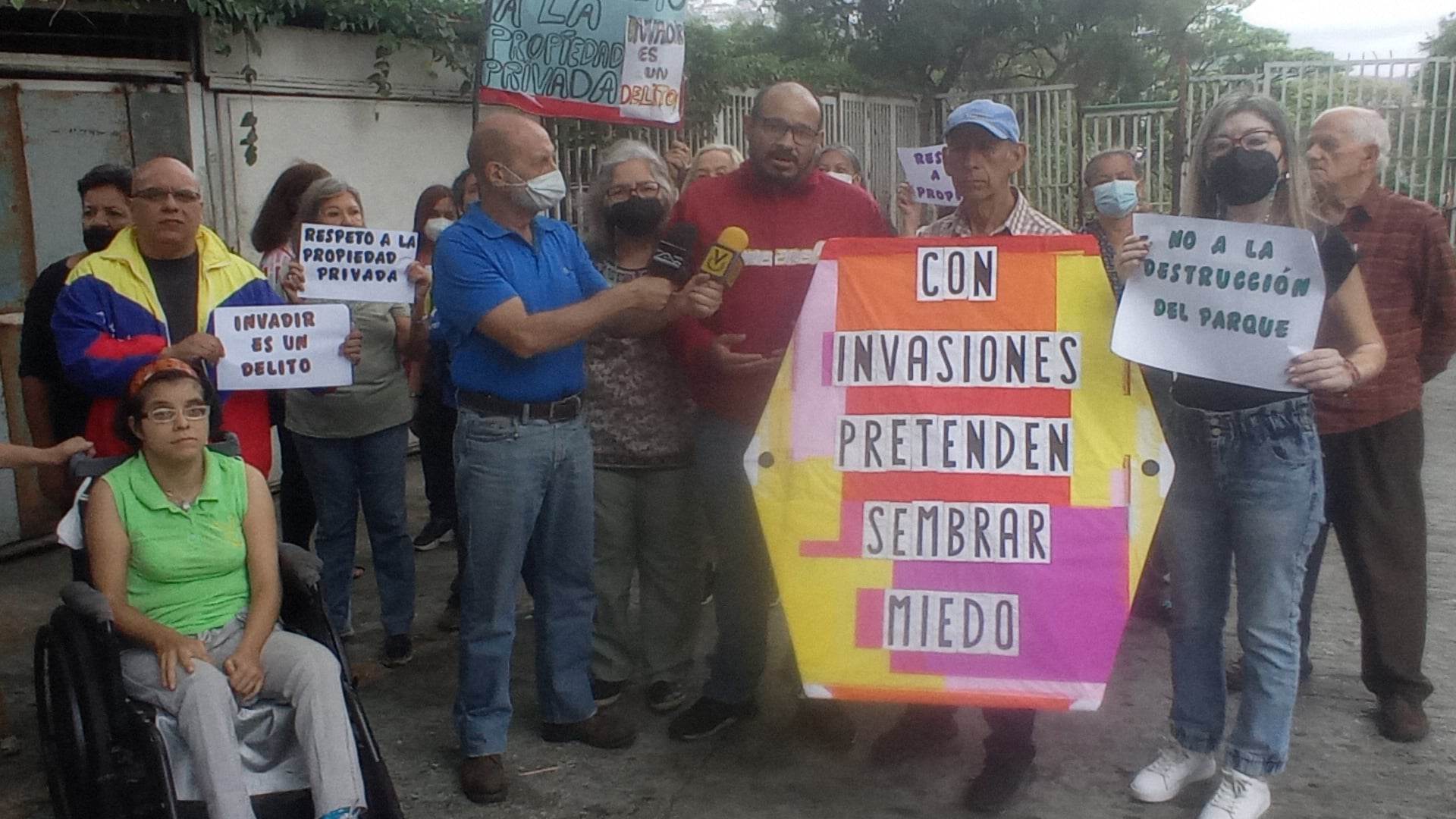 PROTESTAN CONTRA INVASION DE COLECTIVOS ARMADOS A PARQUE Y ESTACIONAMIENTO EN VALLE ABAJO