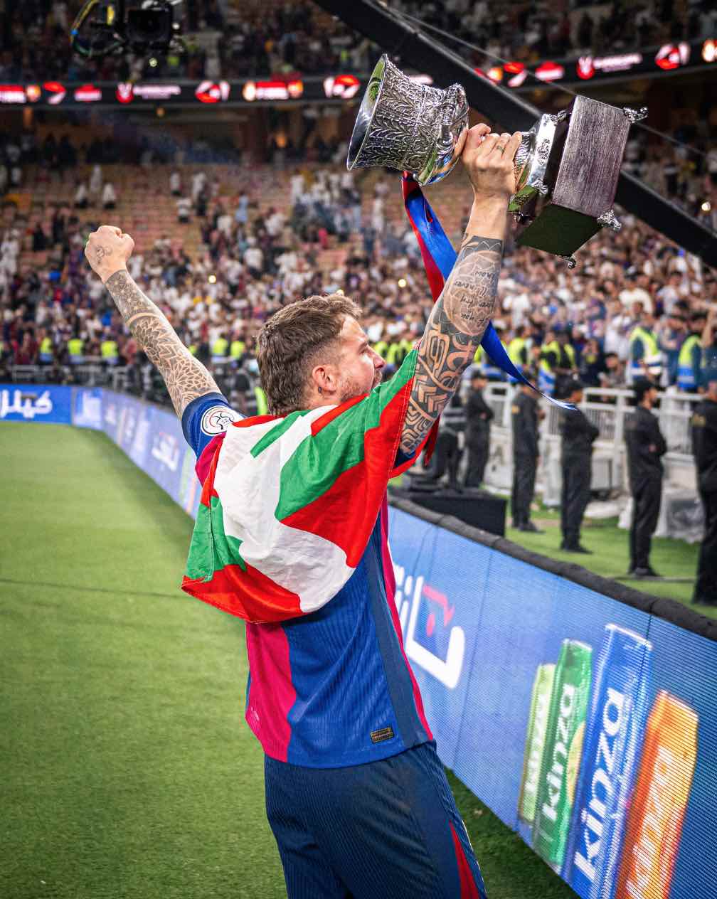 el barcelona celebra su triplete con helmeyer como emblema